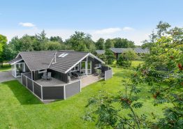 Lyst og velholdt sommerhus med sauna og spabad