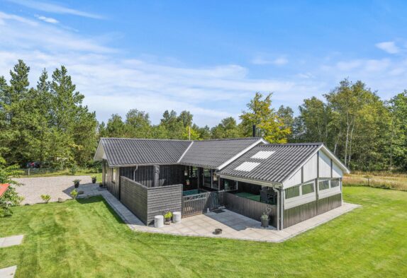 Skønt beliggende hus med fantastisk overdækket terrasse