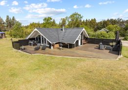 Einladendes Ferienhaus mit Kamin und großem Garten