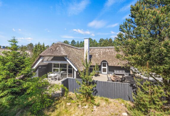 Stråtækt sommerhus med spa og sauna