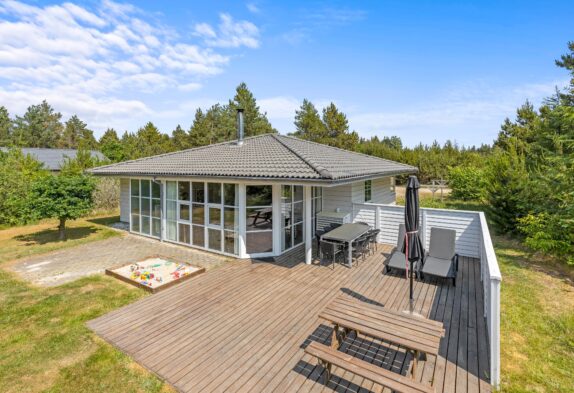 Moderne sommerhus med sauna og spa i idyllisk natur
