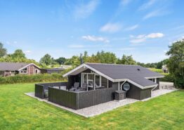 Lyst og charmerende sommerhus i Bork Havn til 5 personer. Kat. nr.:  35012, Lærkevænget 12;