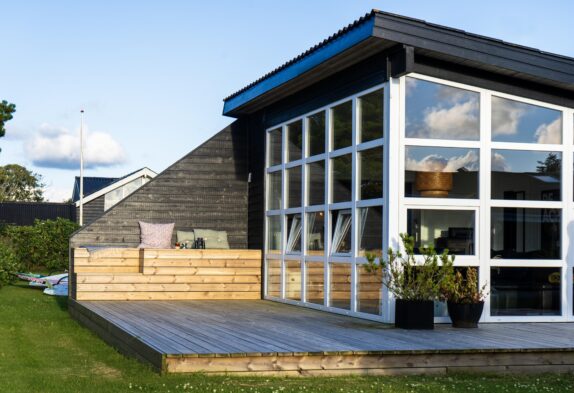 Charmende sommerhus lige ned til havnen