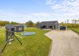 4+-Sterne-Ferienhaus mit Sauna, Whirlpool und Dusche im Außenbereich