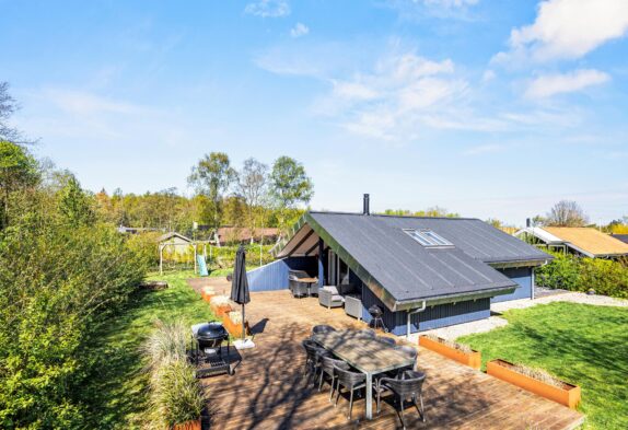 Hyggeligt sommerhus med ladestik i Bork Havn