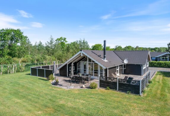 Rummeligt sommerhus med spa og sauna i Bork Havn