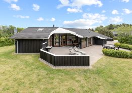 Skønt og hjemmeligt sommerhus med brændeovn i Bork Havn