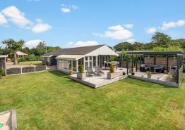 Lyst og hyggeligt sommerhus med sauna i Bork Havn