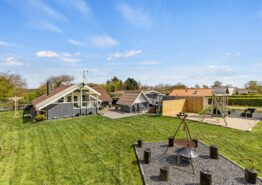 Hyggeligt sommerhus med vildmarksbad 600 meter fra stranden