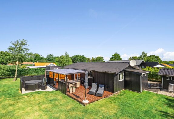 Hyggeligt sommerhus med vildmarksbad – renoveret i 2021