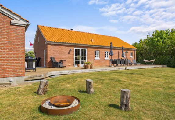 Lyst og hyggeligt feriehus med spa og sauna i Bork
