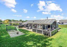 Einladendes Ferienhaus mit Kamin Sauna und Whirlpool. Kat. nr.:  35251, Blomstervænget 52;