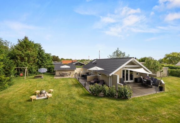 Charmerende sommerhus med tømmespa og sauna i Bork Havn