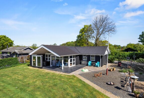 Einladendes Ferienhaus mit Kamin in Bork Havn