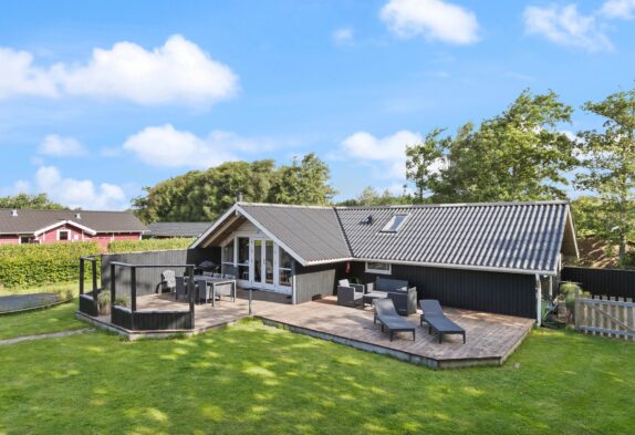 Klassisches Ferienhaus mit Kamin und Whirlpool in Bork Havn