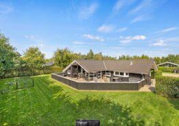 Charmerende og hyggeligt sommerhus med brændeovn