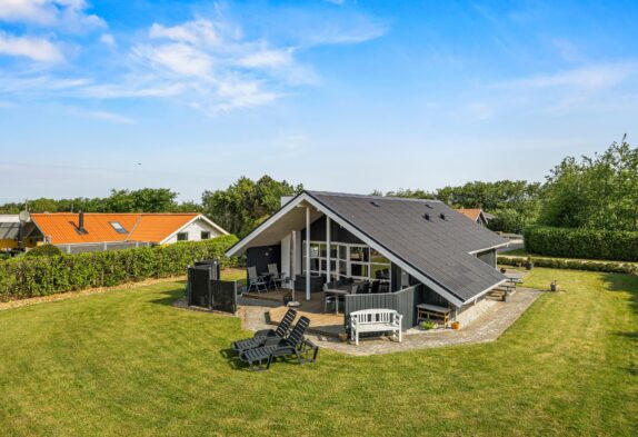 Dejligt sommerhus med sauna og hyggelig have i Bork Havn