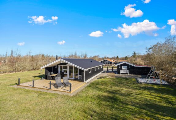 Ferienhaus für 6 Personen + 1 Hund mit Schaukel, Sandkasten und eingezäuntem Grundstück