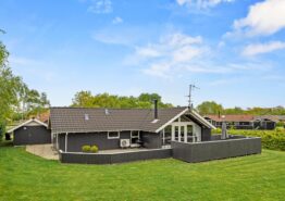 Klassisk sommerhus med indhegnet grund. Kat. nr.:  35599, Strandvænget 34;