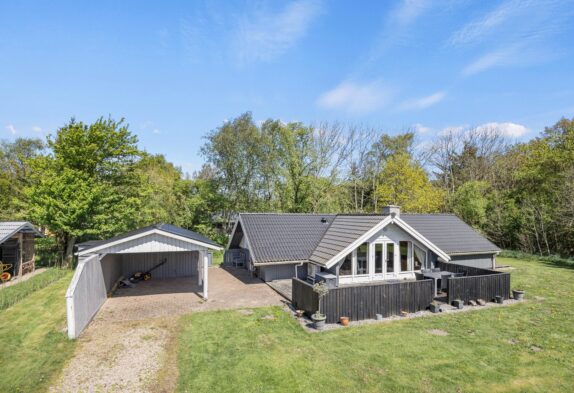 Charmende sommerhus med brændeovn og gynge