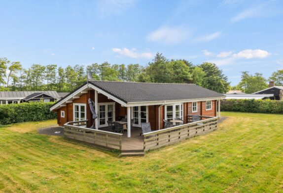 Charmende sommerhus med biopejs og tømmespa