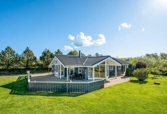 Skønt sommerhus med brændeovn og gynger i haven