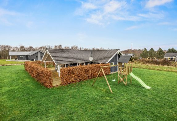 Familievenligt feriehus i Bork Havn – spa & sauna