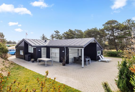 Central beliggende sommerhus i Henne Strand til 6 personer