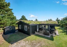 Feriehus til 5 personer – og terrasse i klitterne