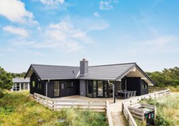 Lyst sommerhus med brændeovn og 400 meter til stranden. Kat. nr.:  40611, Hjelmevej 86;