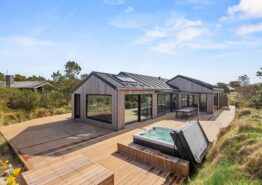 Modernes Ferienhaus mit Außenwhirlpool in Henne Strand. Kat. nr.:  40621, Tyttebærvej 41A;