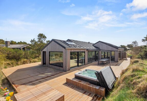 Moderne sommerhus til 6 personer i Henne Strand med udespa