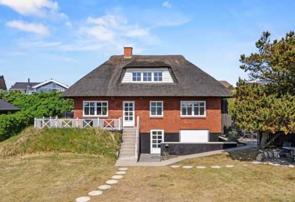 Charmerende sommerhus med udespa i Henne Strand