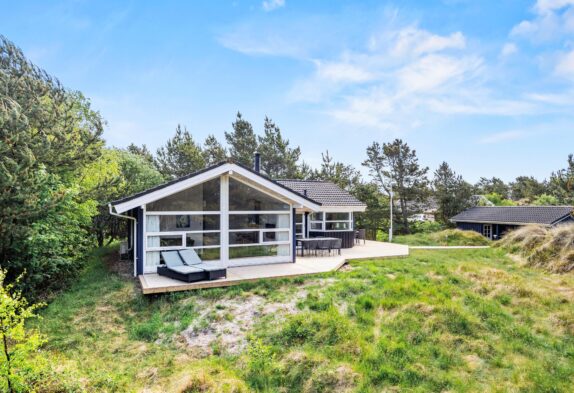 Skønt sommerhus til 6 personer med udebruser