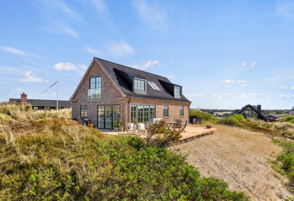 Drømmenes sommerhus med skøn havudsigt nær stranden i Henne Strand