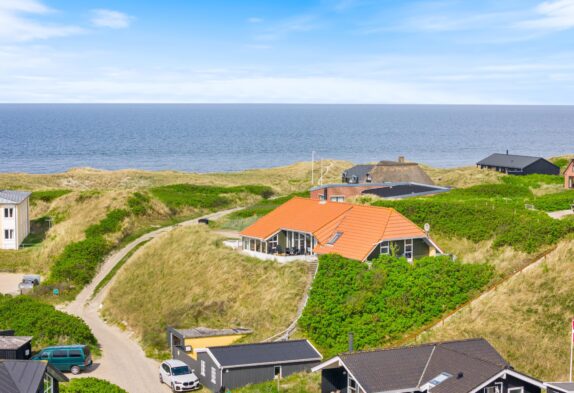 Strandnært og lyst feriehus midt i Henne Strand