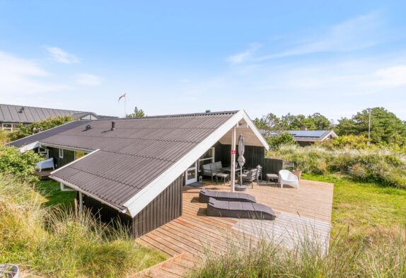 Gepflegtes Sommerhaus mit Sauna in Henne Strand