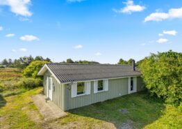 Klassisk feriehus med sauna og lukket terrasse. Kat. nr.:  40679, Ligustervej 1;