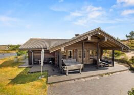 Blockhütte mit Außenwhirlpool in Henne Strand. Kat. nr.:  40680, Hjelmevej 57A;