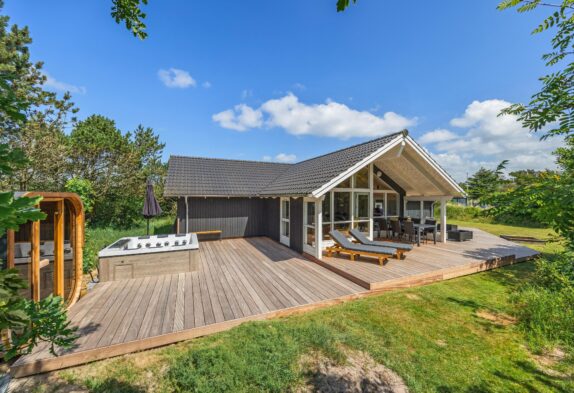 Ferienhaus mit Holzterrasse, 400 Meter zum Strand
