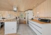 Centralbeliggende lyst sommerhus kun 200 meter fra havet (billede 14)