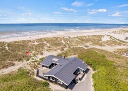 Charmerende sommerhus med sauna – 75 meter til stranden