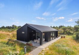 Moderne sommerhus til 8 personer – med udespa – i Henne Strand