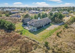 Reetgedecktes Ferienhaus mit Wintergarten in Randlage – 600m vom Strand