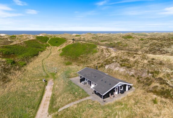 Sommerhus med sauna beliggende på heden og nær stranden