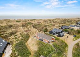 Sommerhus i første klitrække ved Henne Strand