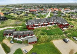 Skøn lejlighed – med panoramaudsigt – til 4 personer i Henne Strand. Kat. nr.:  40772, Hjelmevej 15, nr 1;