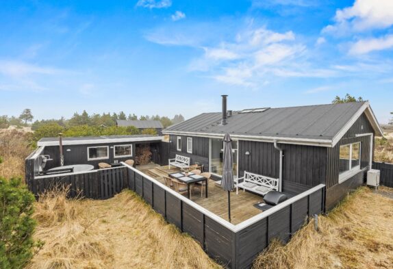 Hyggeligt sommerhus – med vildmarksbad – i Henne Strand