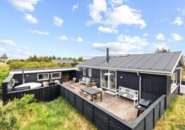 Hyggeligt sommerhus – med vildmarksbad – i Henne Strand. Kat. nr.:  40779, Mågevej 1;