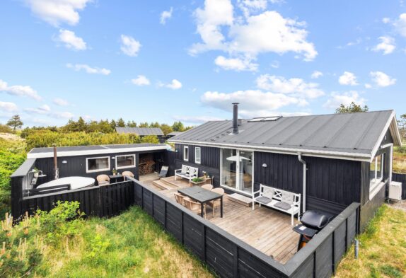 Hyggeligt sommerhus – med vildmarksbad – i Henne Strand